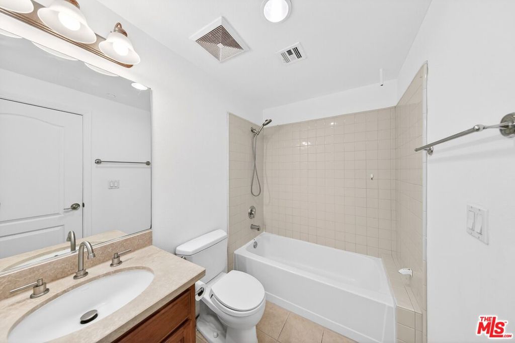 956 S Wilton Place 201 Property Photo 15
