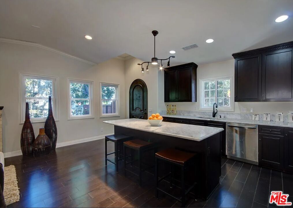 2127 Vine Street Property Photo 5