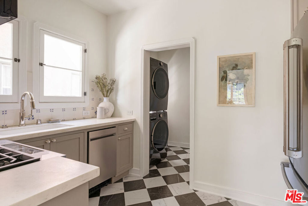 1106 S Cochran Avenue Property Photo 12