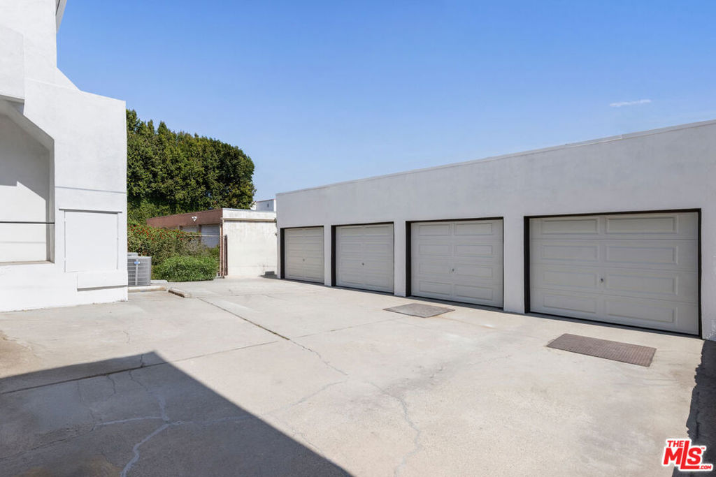 1106 S Cochran Avenue Property Photo 24