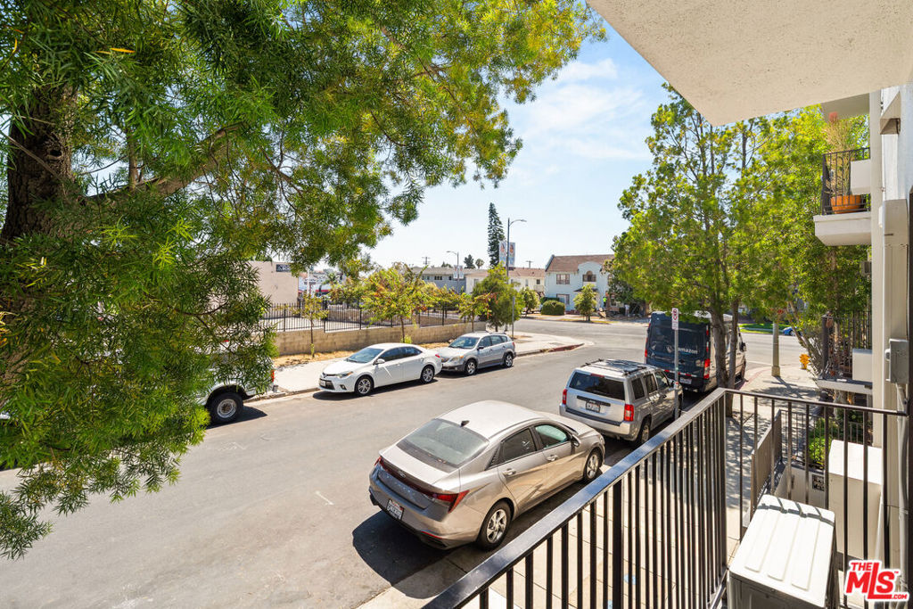 1930 N Vermont Avenue 103 Property Photo 9