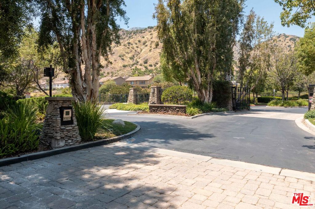 22 Moonridge Court Property Photo 4