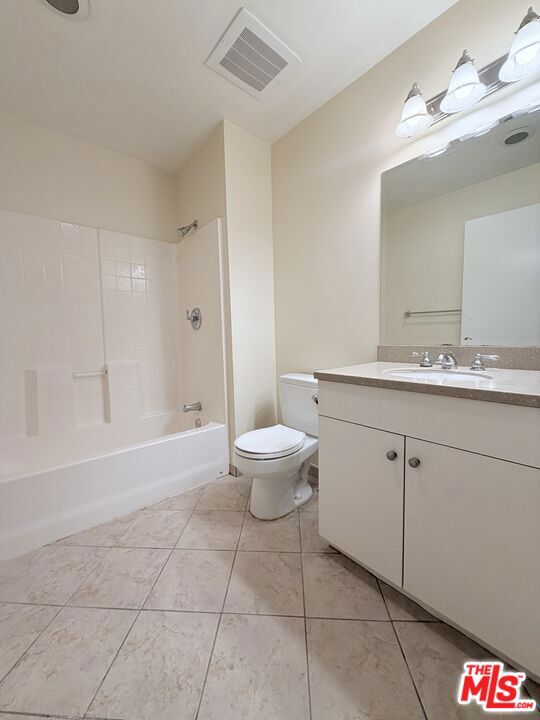 13941 Sherman Way 204 Property Photo 13