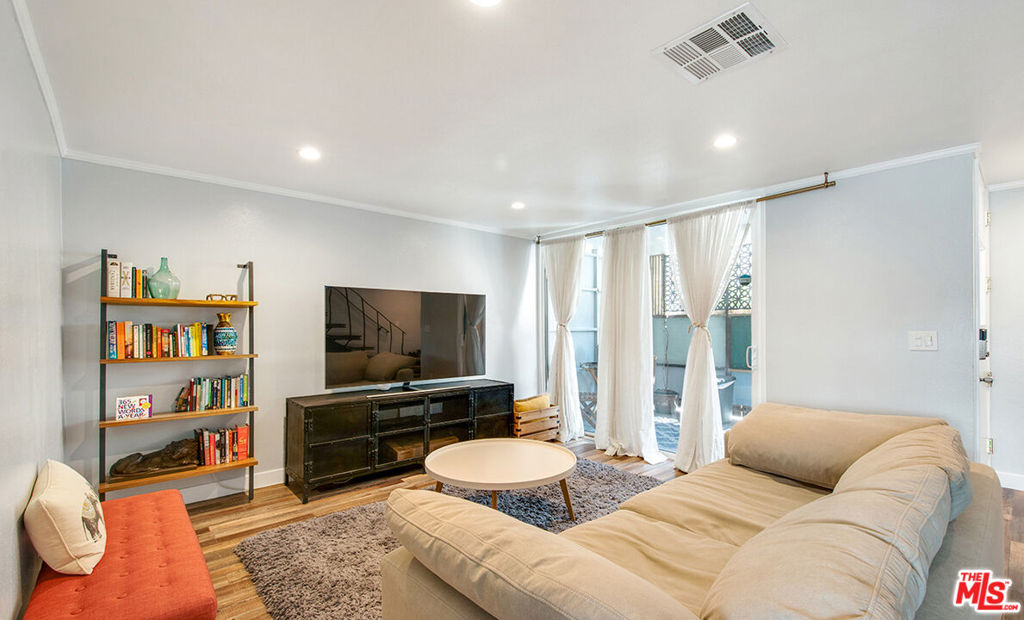 141 W Hillcrest Boulevard 2 Property Photo 6