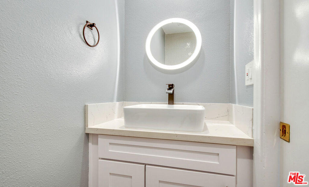 141 W Hillcrest Boulevard 2 Property Photo 10