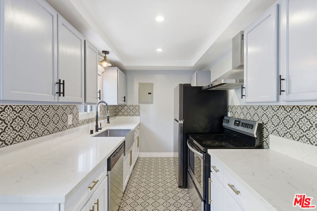 141 W Hillcrest Boulevard 2 Property Photo 13