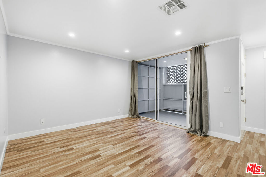 141 W Hillcrest Boulevard 2 Property Photo 17