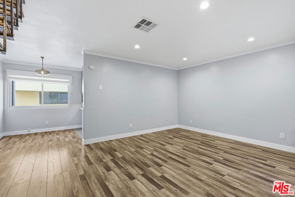 141 W Hillcrest Boulevard 2 Property Photo 20