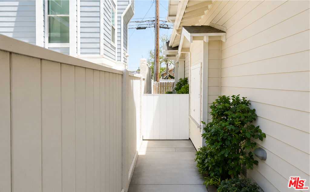 1918 Cabrillo Avenue C Property Photo 3