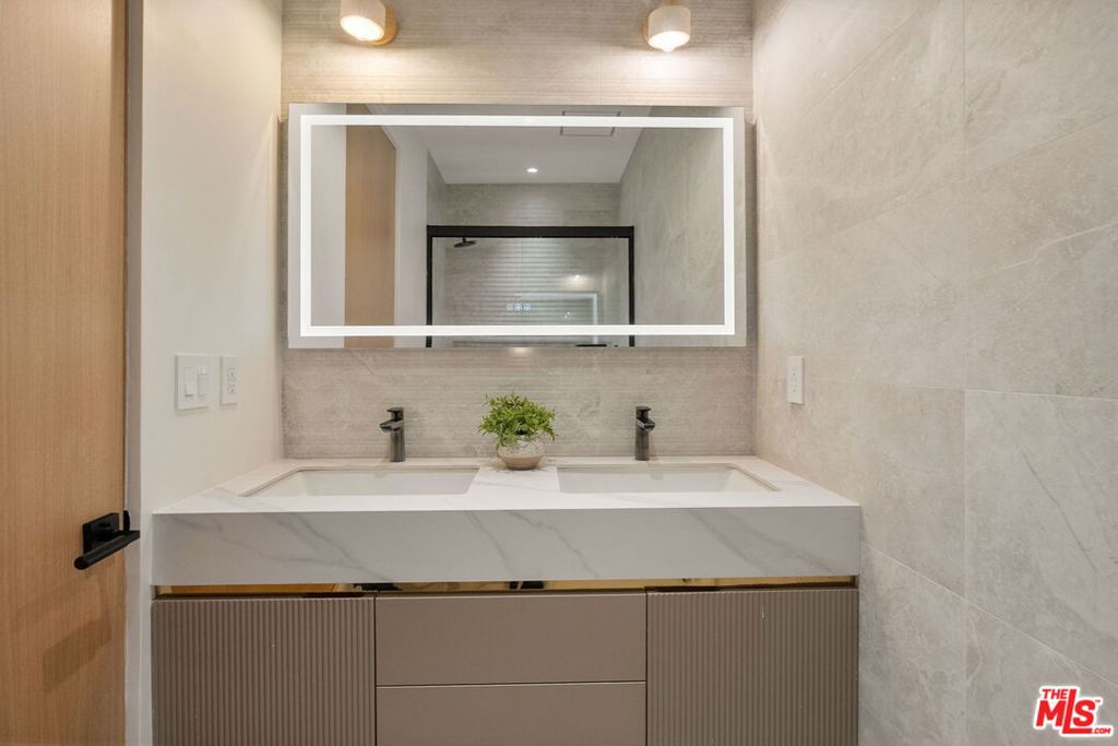 2725 Midvale Avenue Property Photo 29