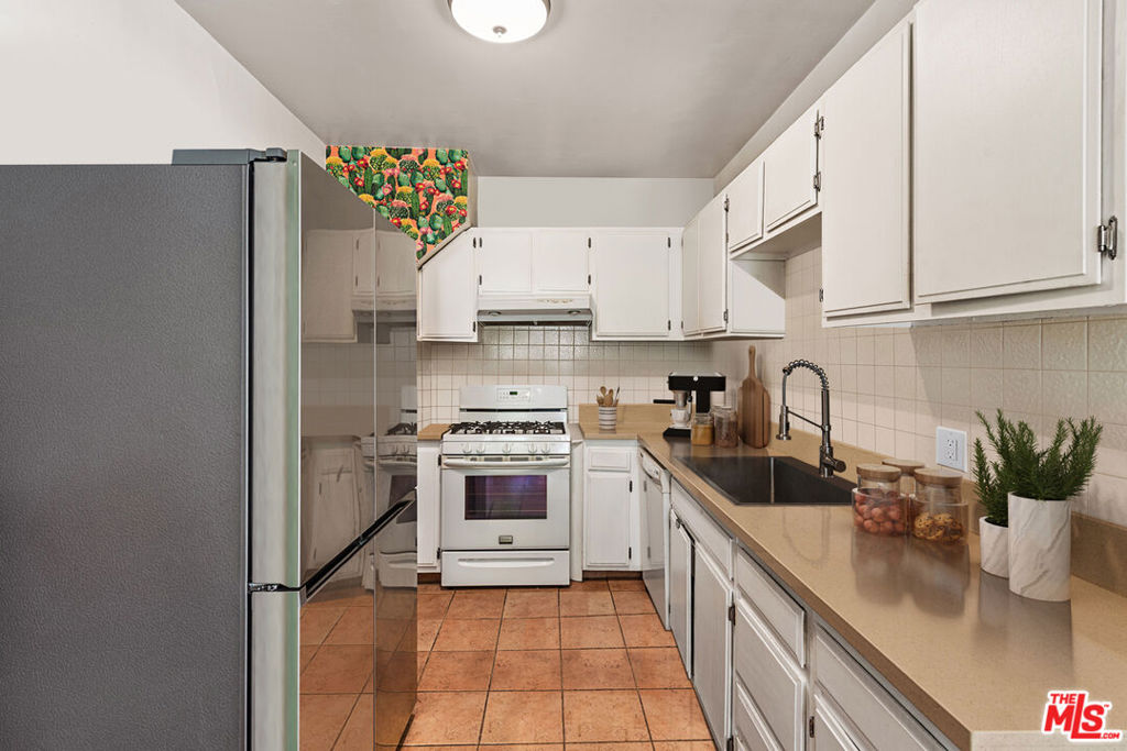 8130 Blackburn Avenue Property Photo 7