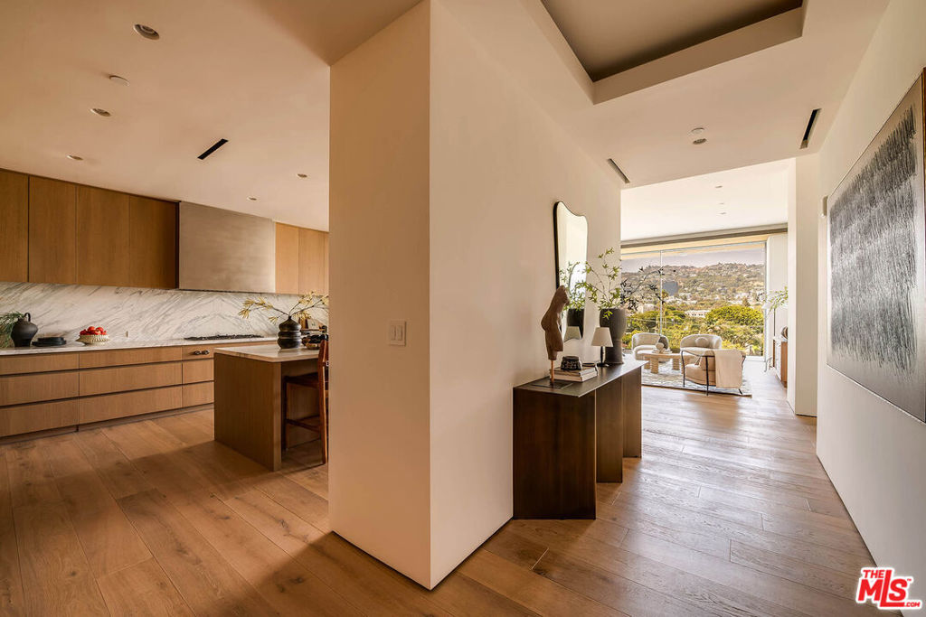8899 Beverly Boulevard 5e Property Photo 4