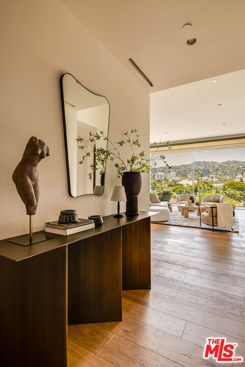 8899 Beverly Boulevard 5e Property Photo 5