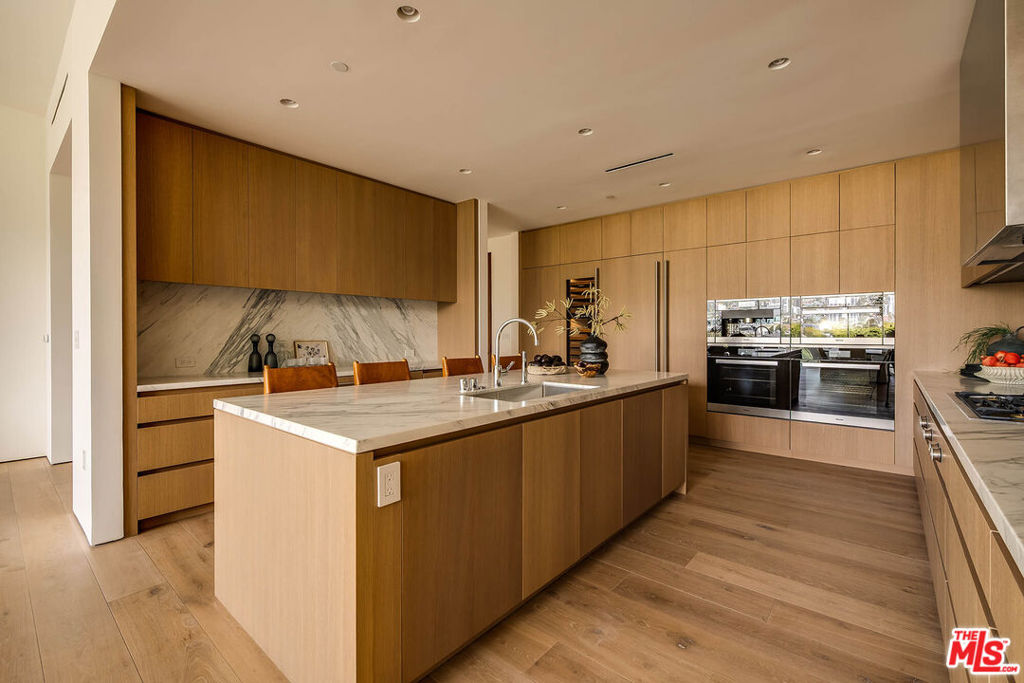 8899 Beverly Boulevard 5e Property Photo 11
