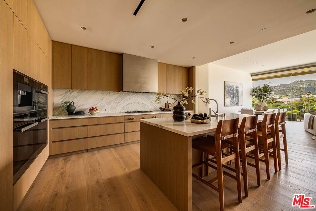 8899 Beverly Boulevard 5e Property Photo 13