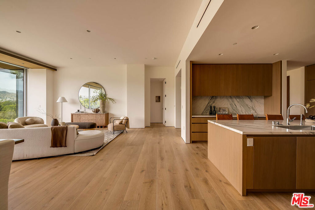 8899 Beverly Boulevard 5e Property Photo 26