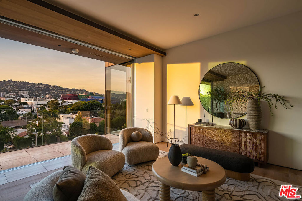 8899 Beverly Boulevard 5e Property Photo 32