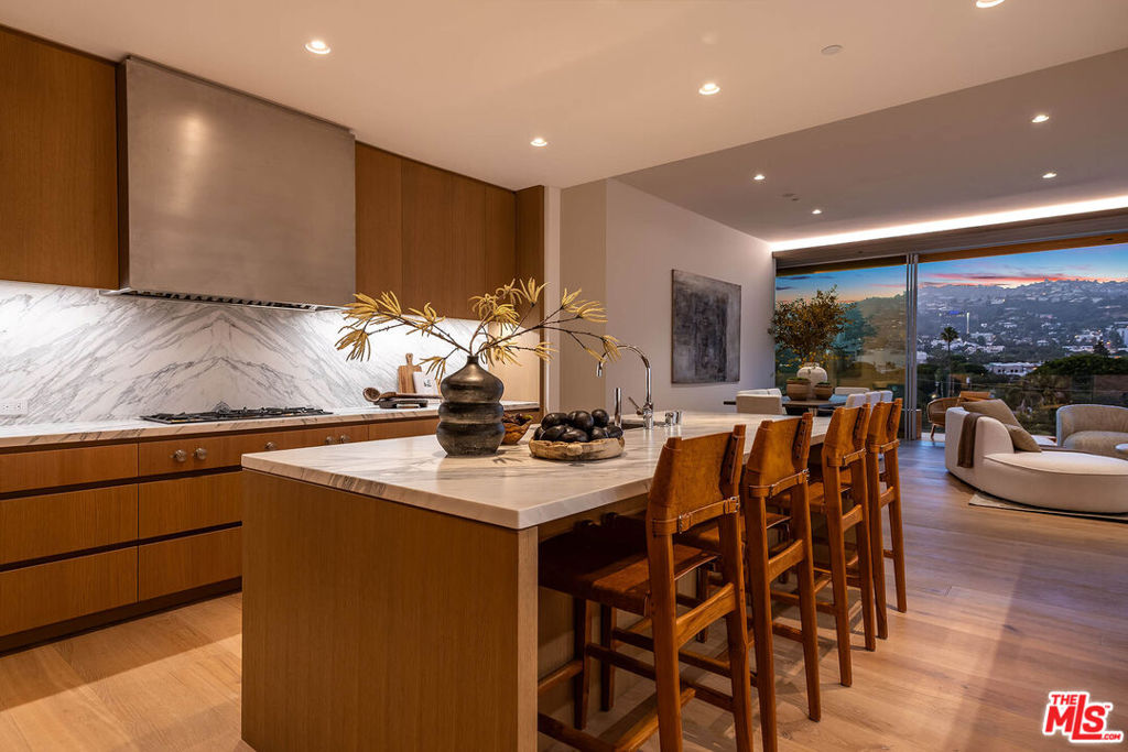 8899 Beverly Boulevard 5e Property Photo 37