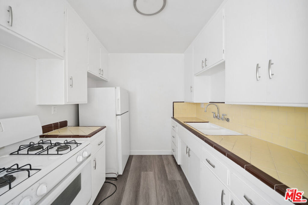 1027 N Edinburgh Avenue 8 Property Photo 2