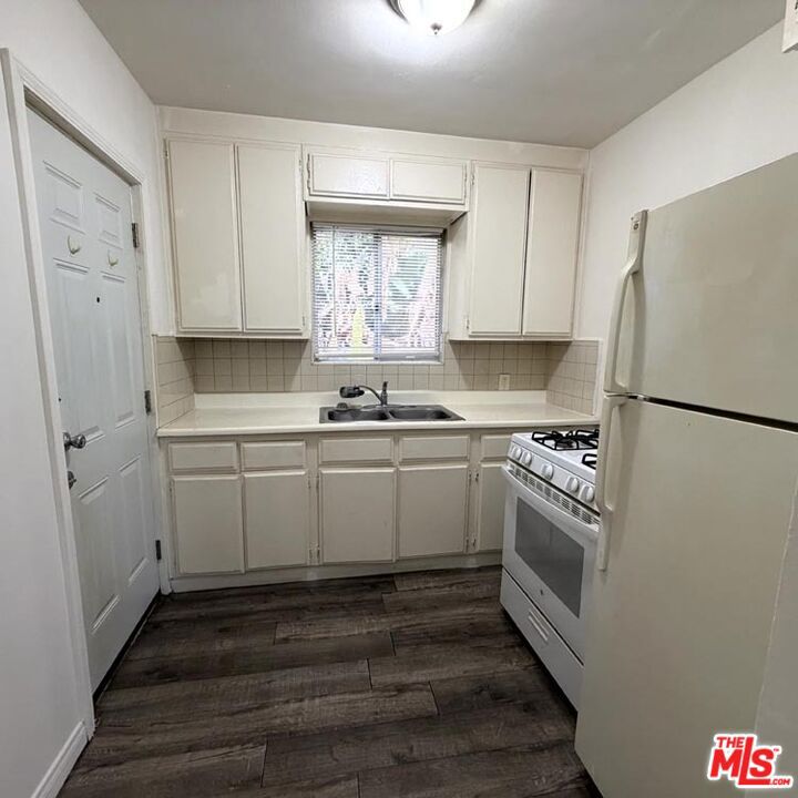 139 S Rosemead Boulevard 141 Property Photo 5