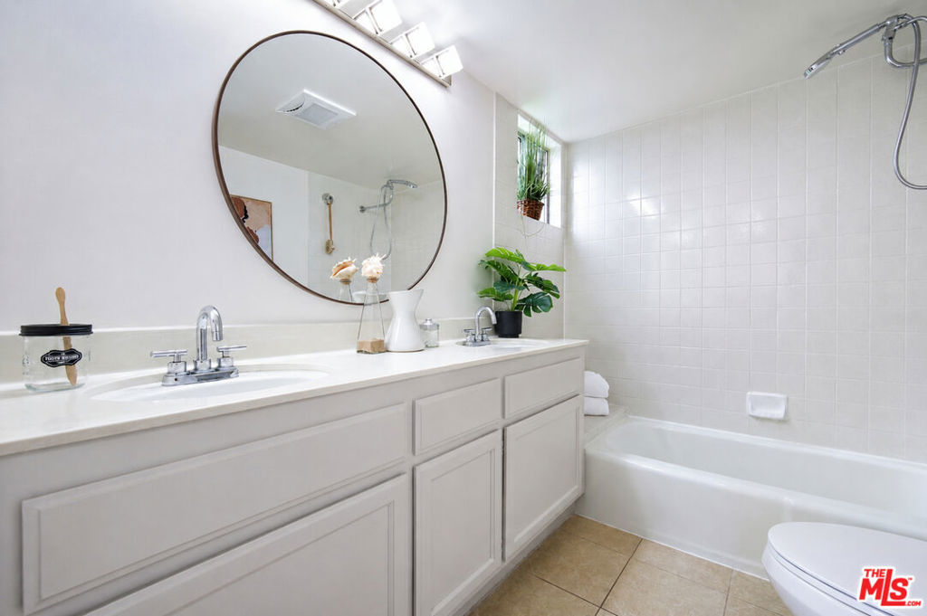 4249 Longridge Avenue 209 Property Photo 19