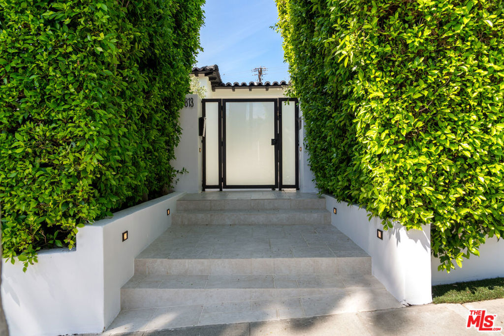 813 N Doheny Drive Property Photo 7