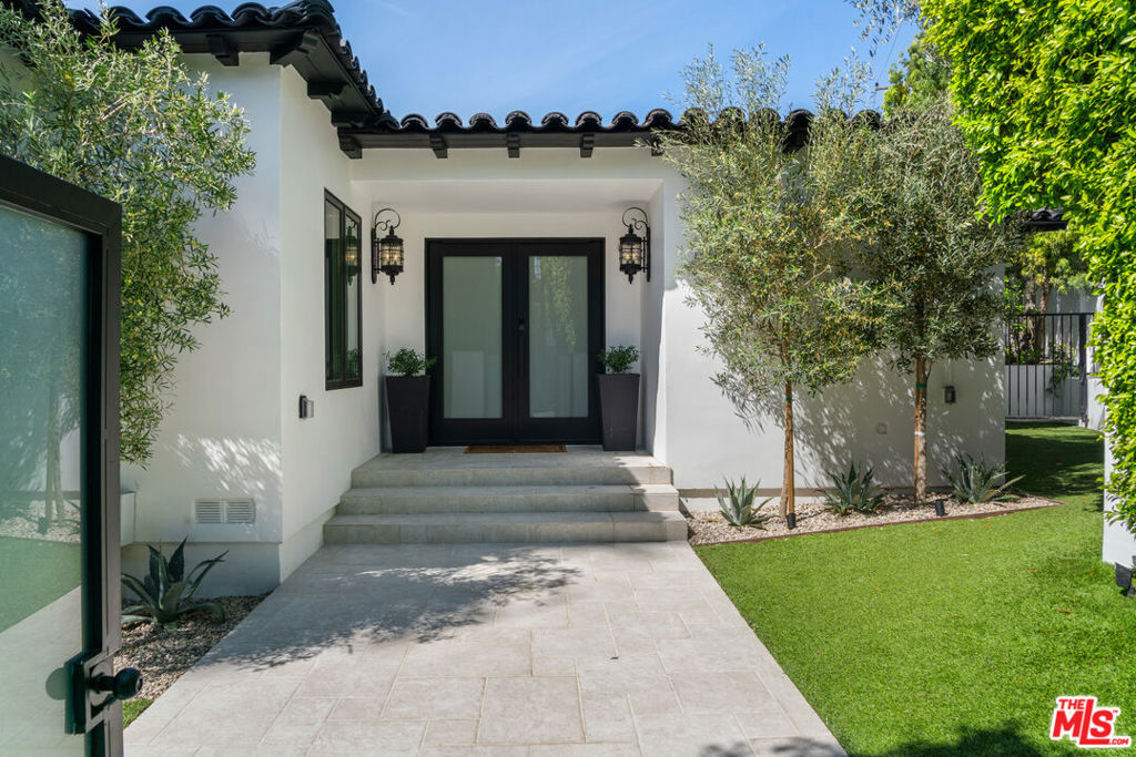 813 N Doheny Drive Property Photo 8