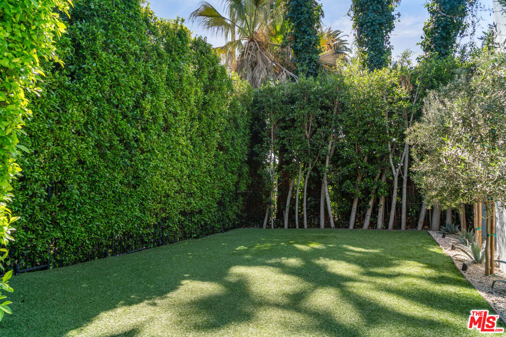 813 N Doheny Drive Property Photo 9