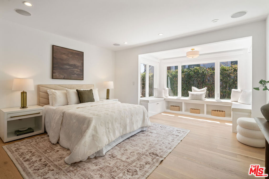 813 N Doheny Drive Property Photo 30