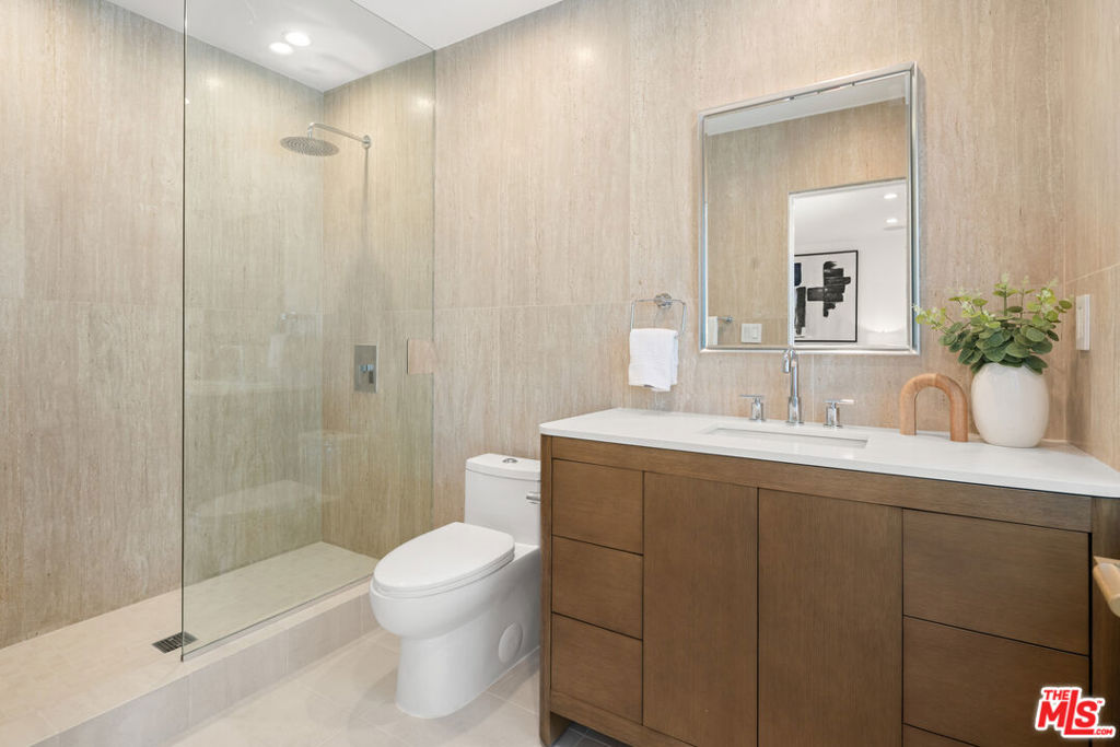 813 N Doheny Drive Property Photo 35