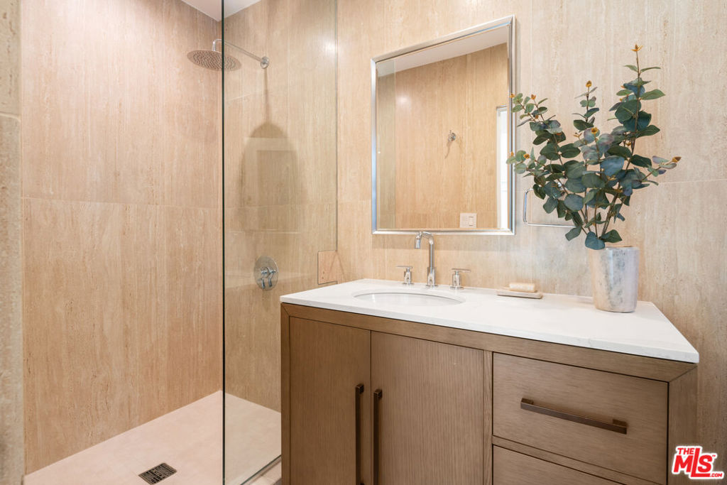 813 N Doheny Drive Property Photo 51