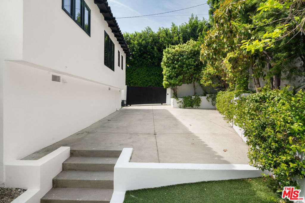 813 N Doheny Drive Property Photo 61