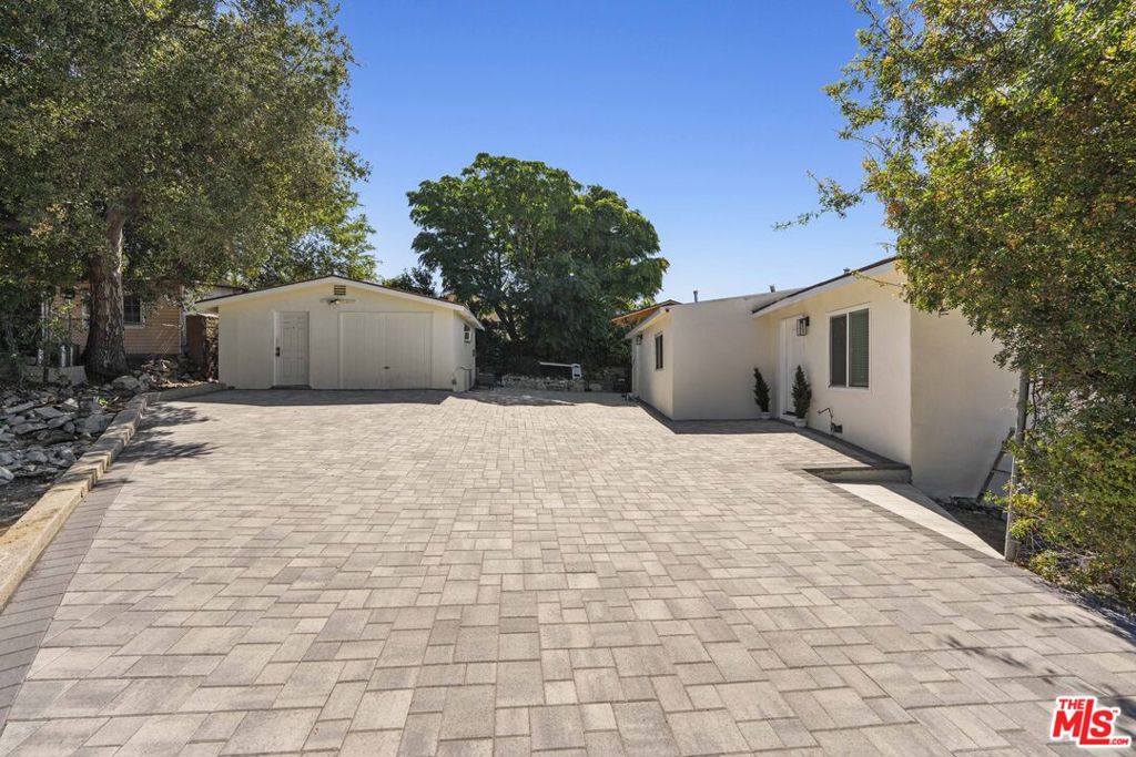 10214 Marcus Avenue Property Photo 3
