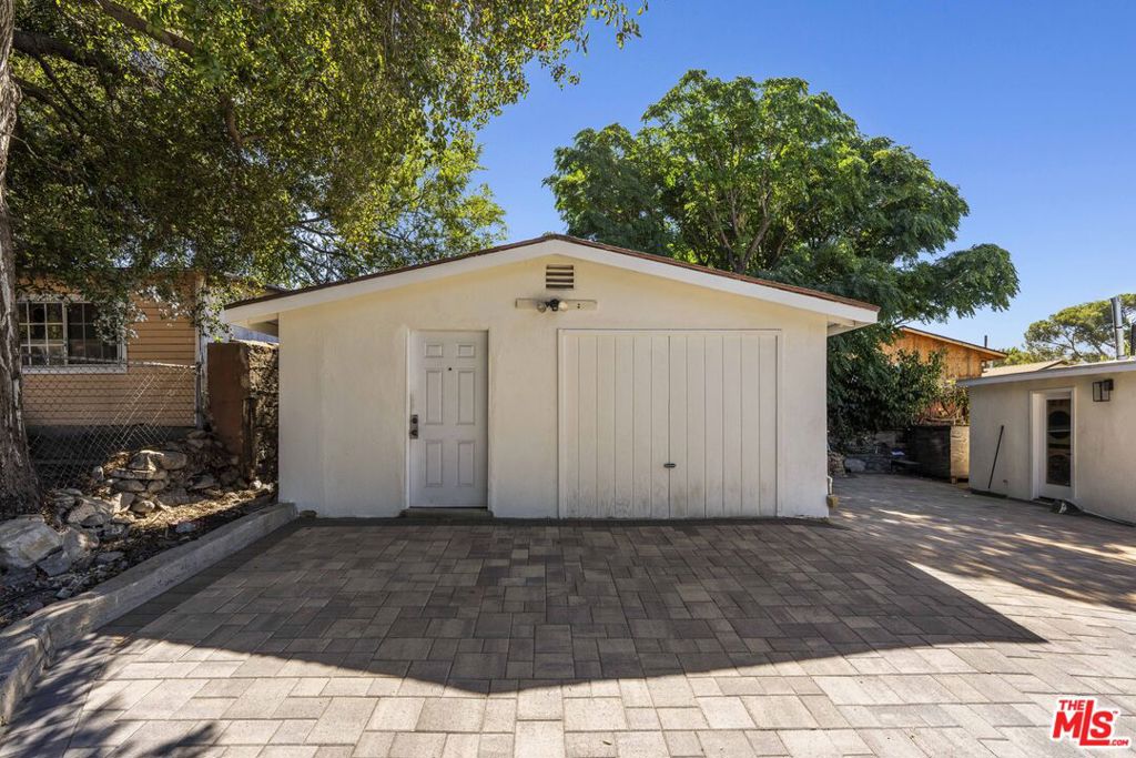 10214 Marcus Avenue Property Photo 5