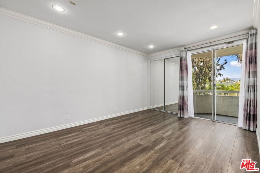 1002 S Burnside Avenue 203 Property Photo 15