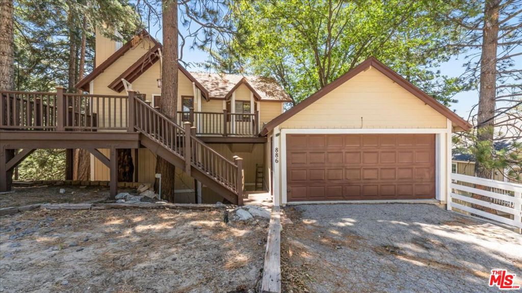 886 Sandalwood Drive Property Photo 3