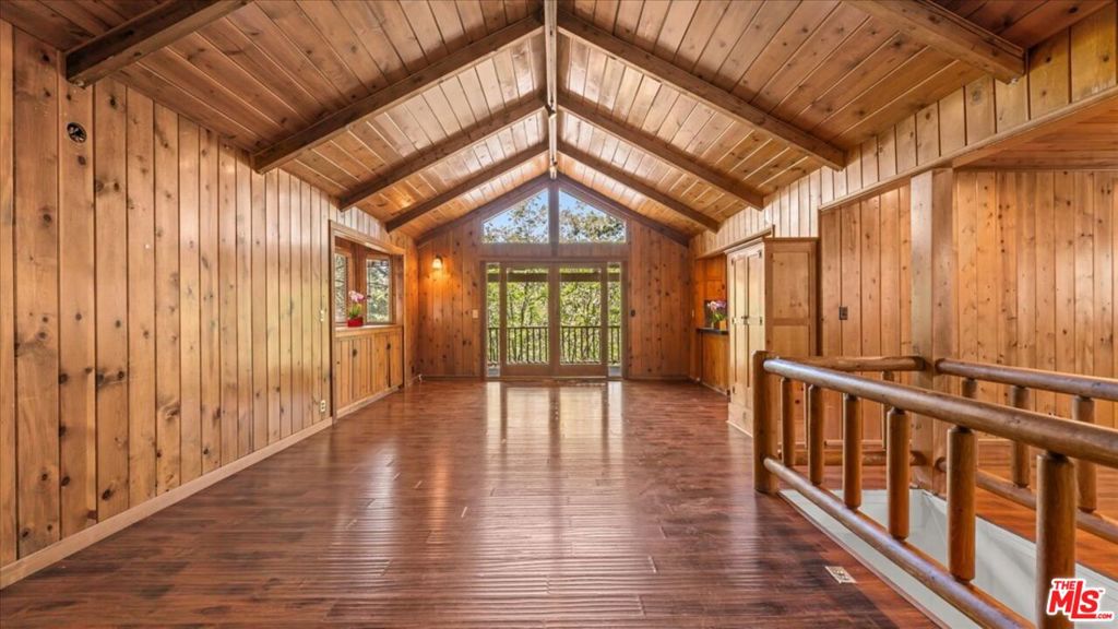 886 Sandalwood Drive Property Photo 5
