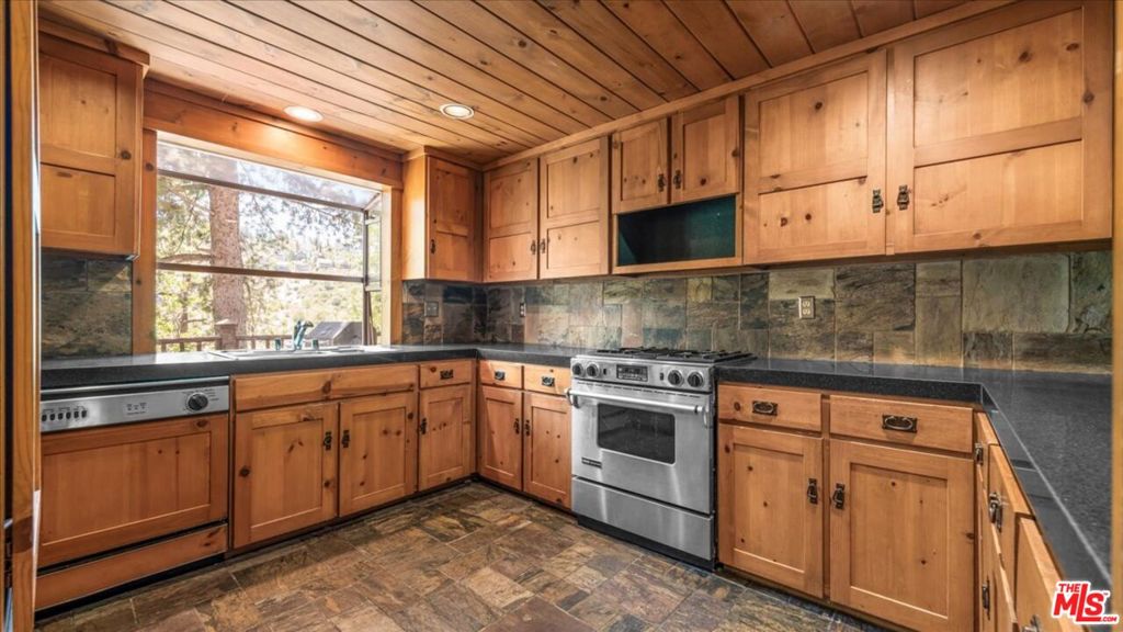 886 Sandalwood Drive Property Photo 12