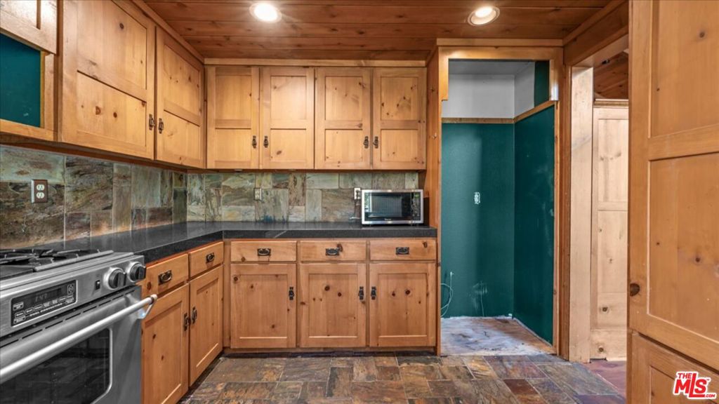 886 Sandalwood Drive Property Photo 14