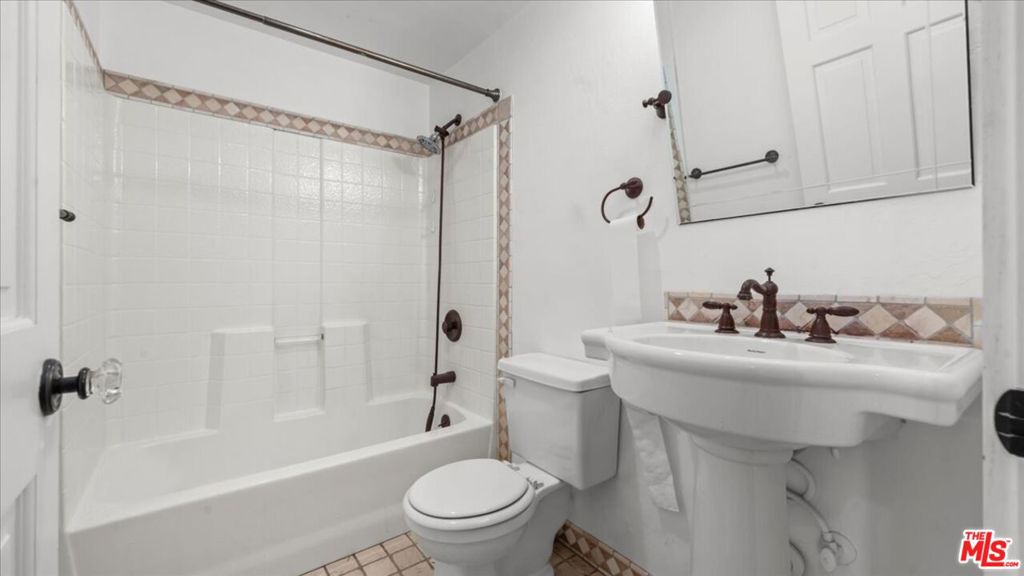 886 Sandalwood Drive Property Photo 33