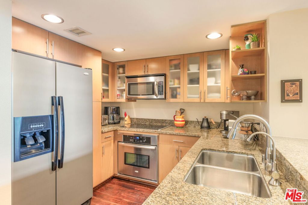 13700 Marina Pointe Drive 415 Property Photo 6