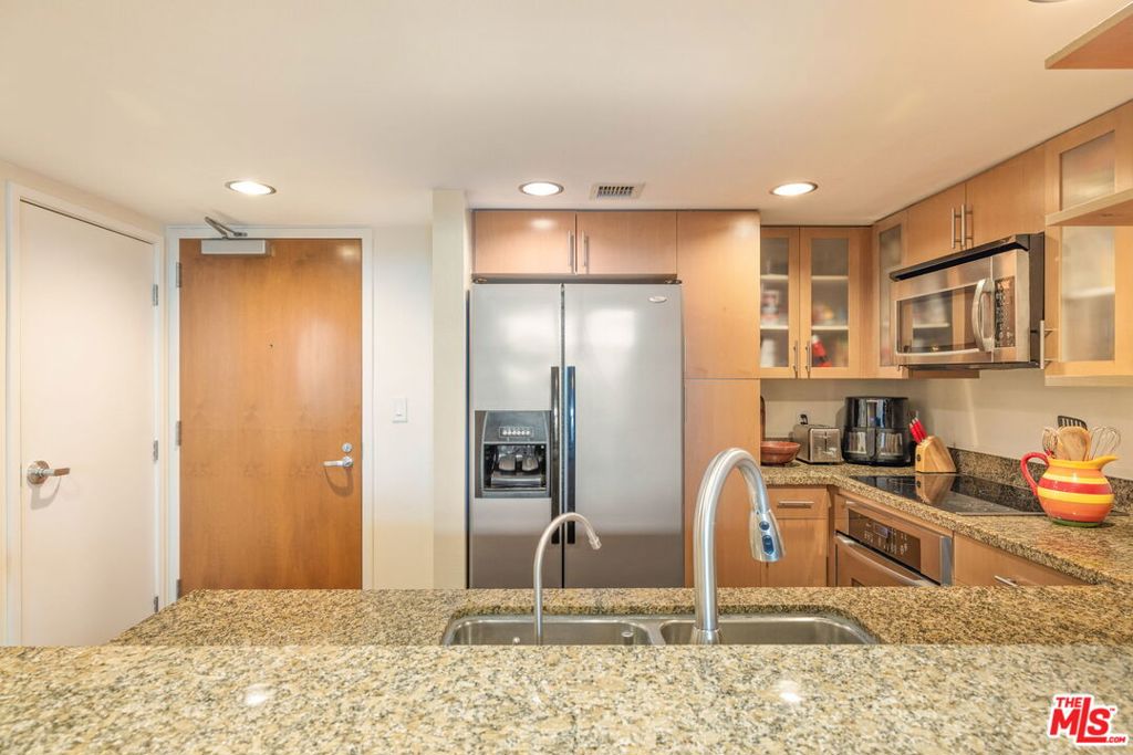 13700 Marina Pointe Drive 415 Property Photo 7