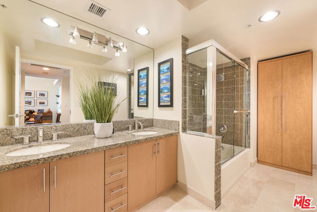 13700 Marina Pointe Drive 415 Property Photo 13