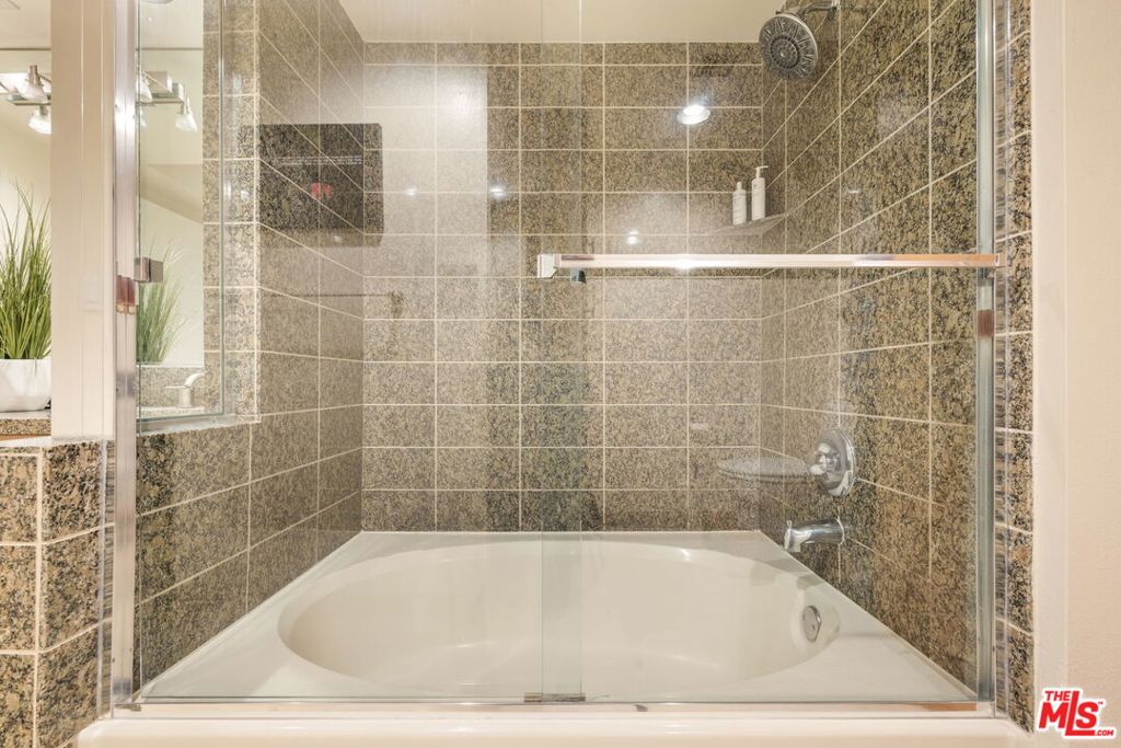 13700 Marina Pointe Drive 415 Property Photo 15