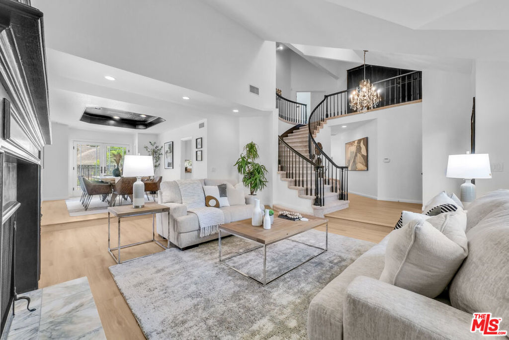 22285 Rolling Hills Lane Property Photo 5