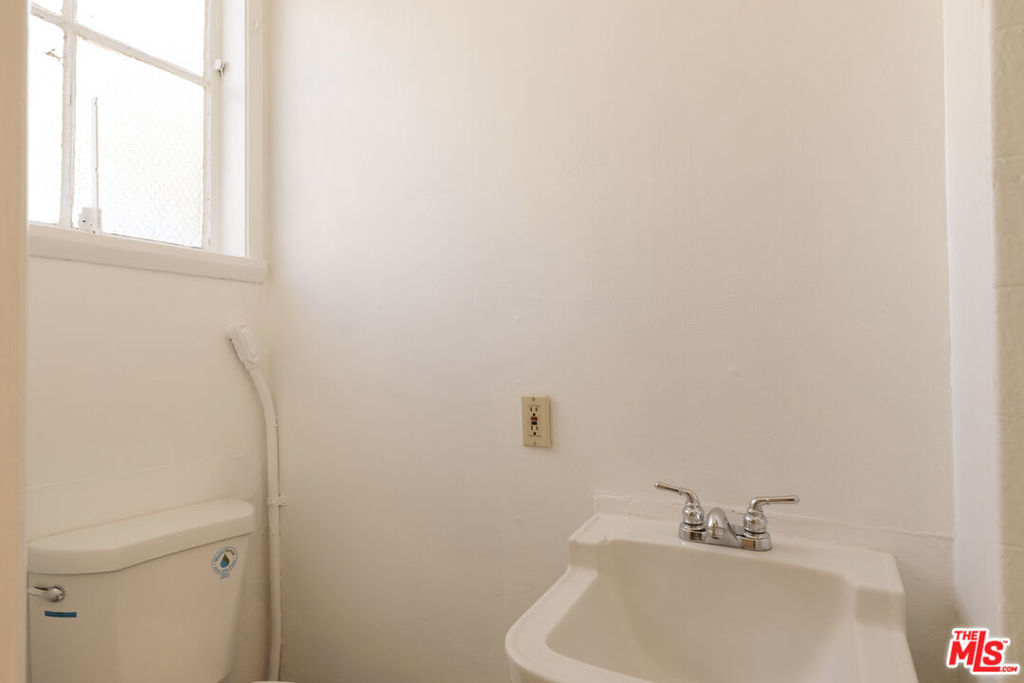 5516 Cahuenga Boulevard Property Photo 7