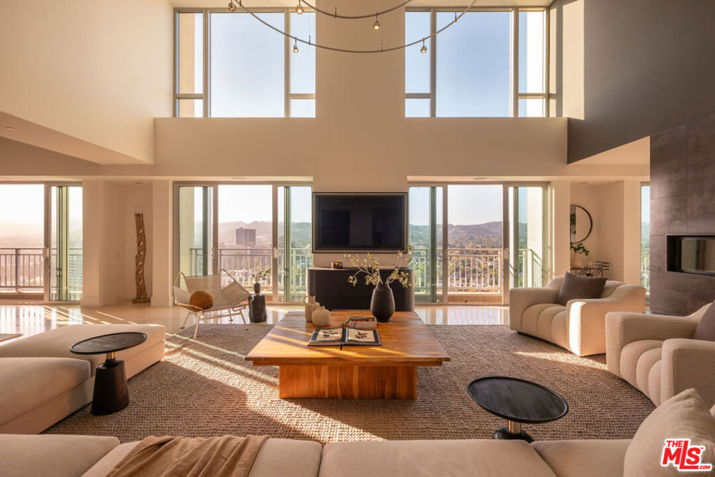 10727 Wilshire Boulevard PH2 Property Photo 1