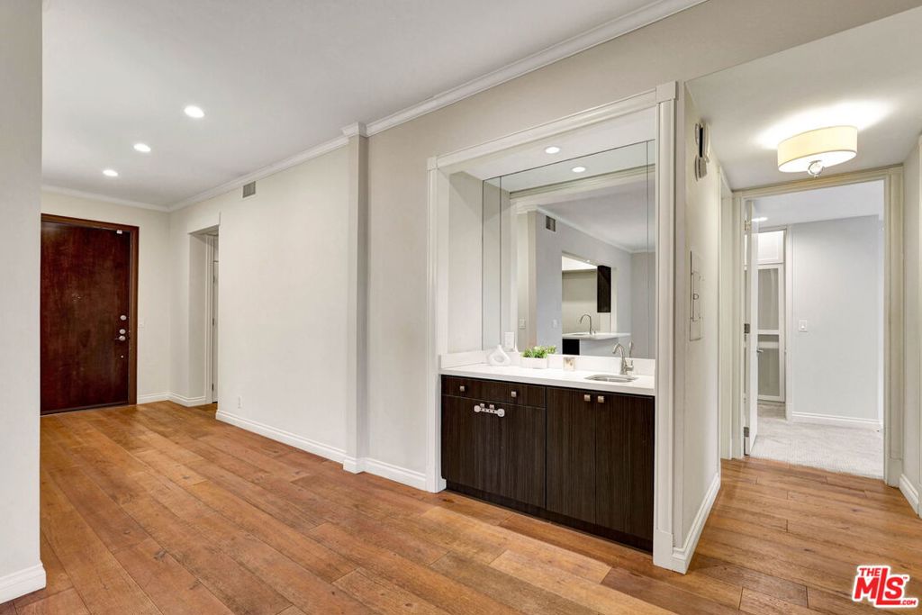 1260 S Beverly Glen Boulevard 304 Property Photo 30