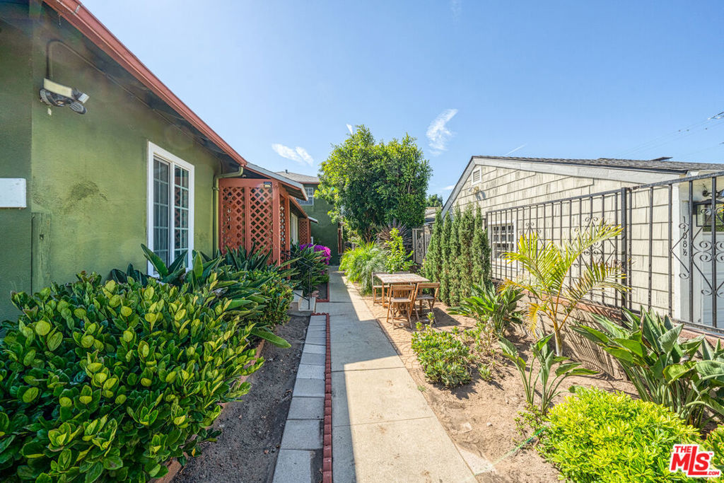 1112 Ocean Park Boulevard D Property Photo 1