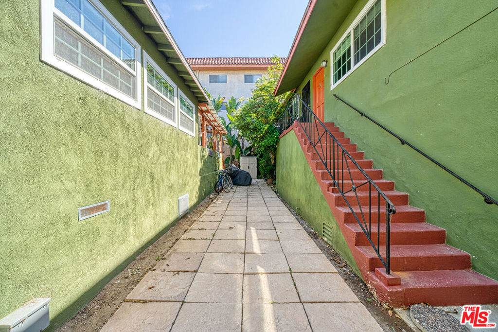 1112 Ocean Park Boulevard D Property Photo 4